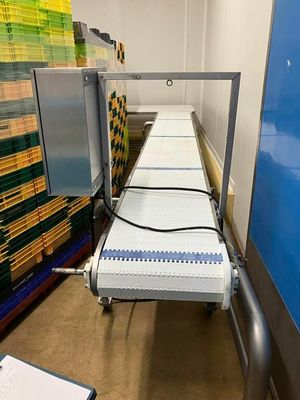 une image d'une bande transporteuse dans une usine
