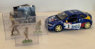 une petite voiture et une figurine dans une vitrine