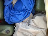 une image représentant une boîte remplie de différentes sortes de bouteilles d'eau