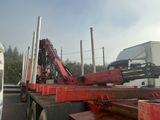 une grue rouge posée à l'arrière d'un camion