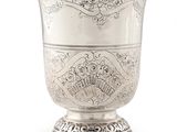 un vase en argent orné d'un motif en éventail