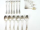 beaucoup de cuillères en argent et de cuillères sur la table