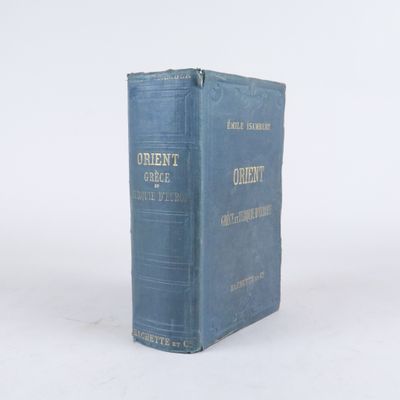 un vieux livre bleu posé sur une surface blanche