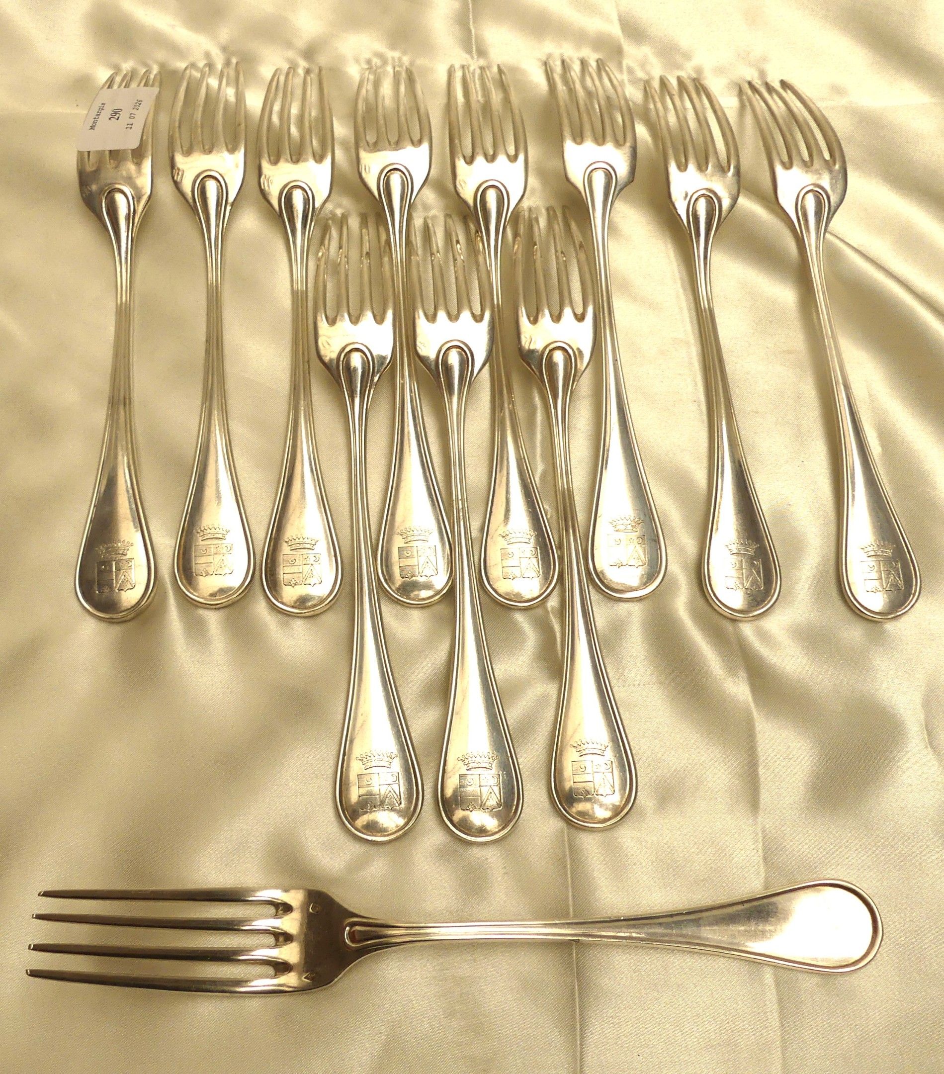 12 fourchettes armoriées modèle uniplat en argent Poinçon Minerve Poinçon M.O : Capelet & Guthé (1885-1895) Poids : 9...