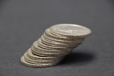 une pile de pièces posée sur une table