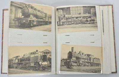 quatre images d'un train sur les pages d'un livre