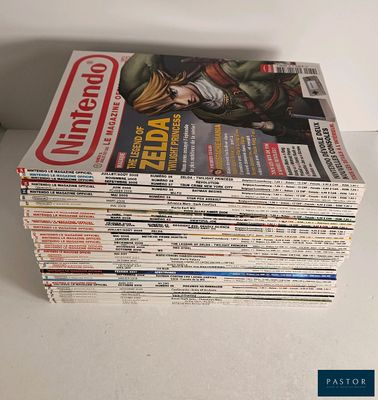 une pile de magazines posée sur une table