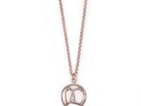 une femme portant un collier orné d'un cœur