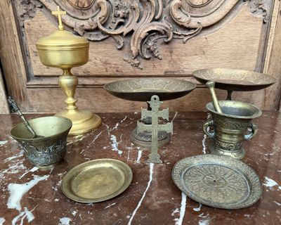 de nombreux objets anciens en laiton posés sur une table