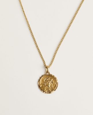 un collier en or avec une pièce de monnaie sur une chaîne