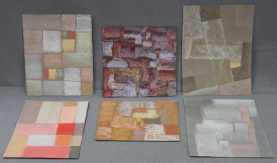 quatre œuvres d'art posées sur une table