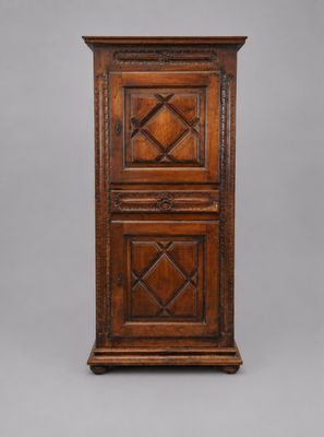 un vieux meuble en bois avec deux portes et deux tiroirs