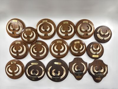 de nombreuses plaques en bois exposées sur une table