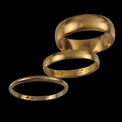 Deux alliances en or sont représentées sur un fond noir