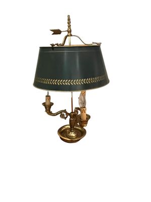 une image représentant une lampe munie d'un abat-jour vert