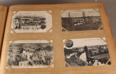 une vieille photo d'un livre contenant des photos de personnes