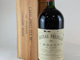une bouteille de vin devant une caisse en bois