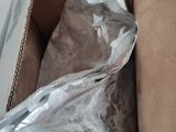 une boîte en carton contenant un sac de nourriture