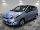 La petite voiture bleue est garée dans la pièce, sur un sol à carreaux.