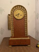 PENDULE BORNE en placage de loupe, d'époque Charles X, à déc…