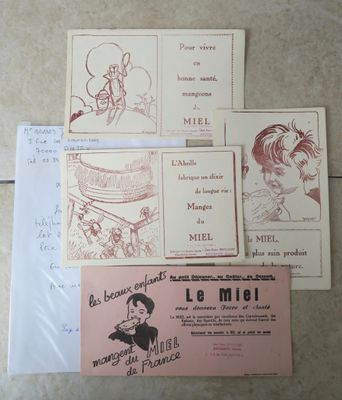 Plusieurs cartes et enveloppes sont posées sur un plan de travail.