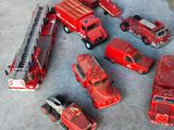 beaucoup de camions de pompiers miniatures qui traînent par terre