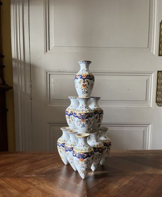 plusieurs vases empilés les uns sur les autres sur une table en bois