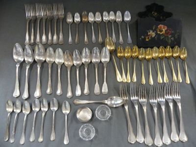 beaucoup de cuillères en argent et de cuillères sur la table