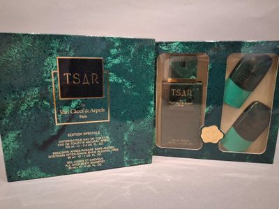 la boîte est ouverte pour montrer le contenu du parfum