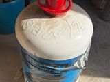 un gobelet rouge posé sur une bouteille d'eau