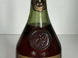 une bouteille de vin posée sur une table
