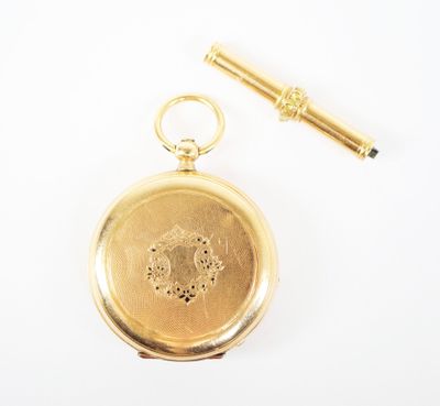 une image représentant une montre de poche en or et un stylo posés sur une surface blanche