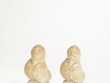 deux figurines en ivoire sculpté posées l'une sur l'autre
