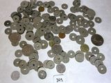 un lot de pièces de monnaie sur une table