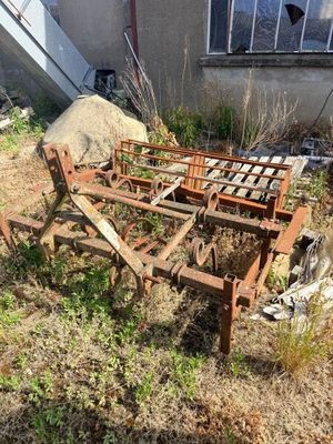 un lit posé dans l'herbe près d'un bâtiment