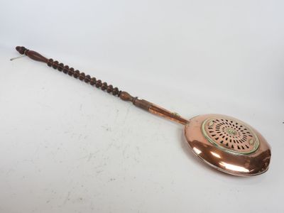 Bassinoire en cuivre manche en bois tourné.