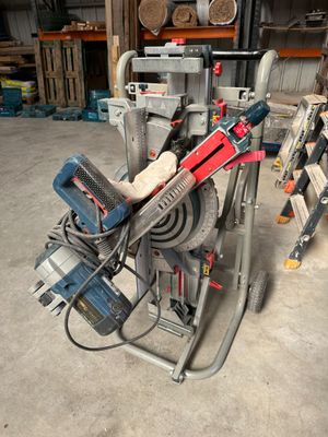 de nombreux outils qui traînent sur une table dans le garage