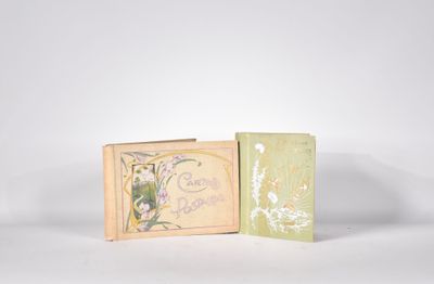 deux livres posés l'un à côté de l'autre sur une table