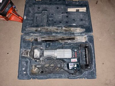 un outil dans une boîte à outils posée par terre