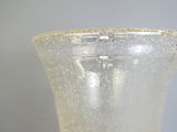 un vase en verre posé sur une table