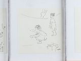 trois dessins accrochés au mur d'une pièce où se trouve une chaise
