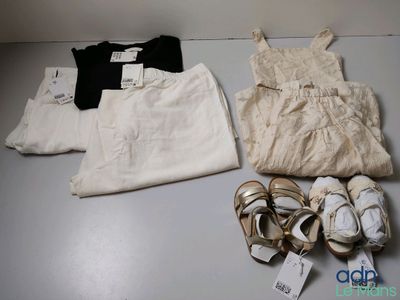 deux paires de chaussures, une chemise et un short