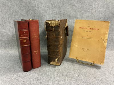 trois vieux livres posés sur une table l'un à côté de l'autre