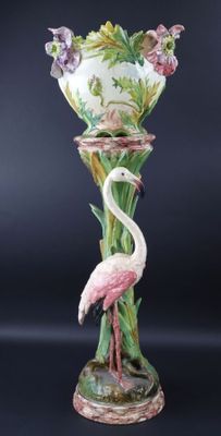 une image représentant un vase orné d'un flamant rose