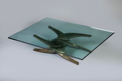 une plaque de verre sur laquelle est représenté un oiseau, posée sur une table