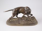 statue en bronze représentant un chien courant sur un rocher, sur fond blanc