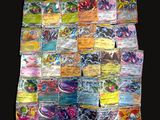 une pile de cartes Pokémon sur fond noir