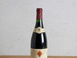 une bouteille de vin posée sur une table en bois