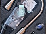 un robinet argenté dans une boîte noire contenant d'autres objets