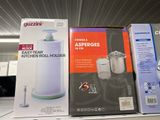 trois cartons contenant des appareils électroménagers sont posés sur une étagère dans un magasin